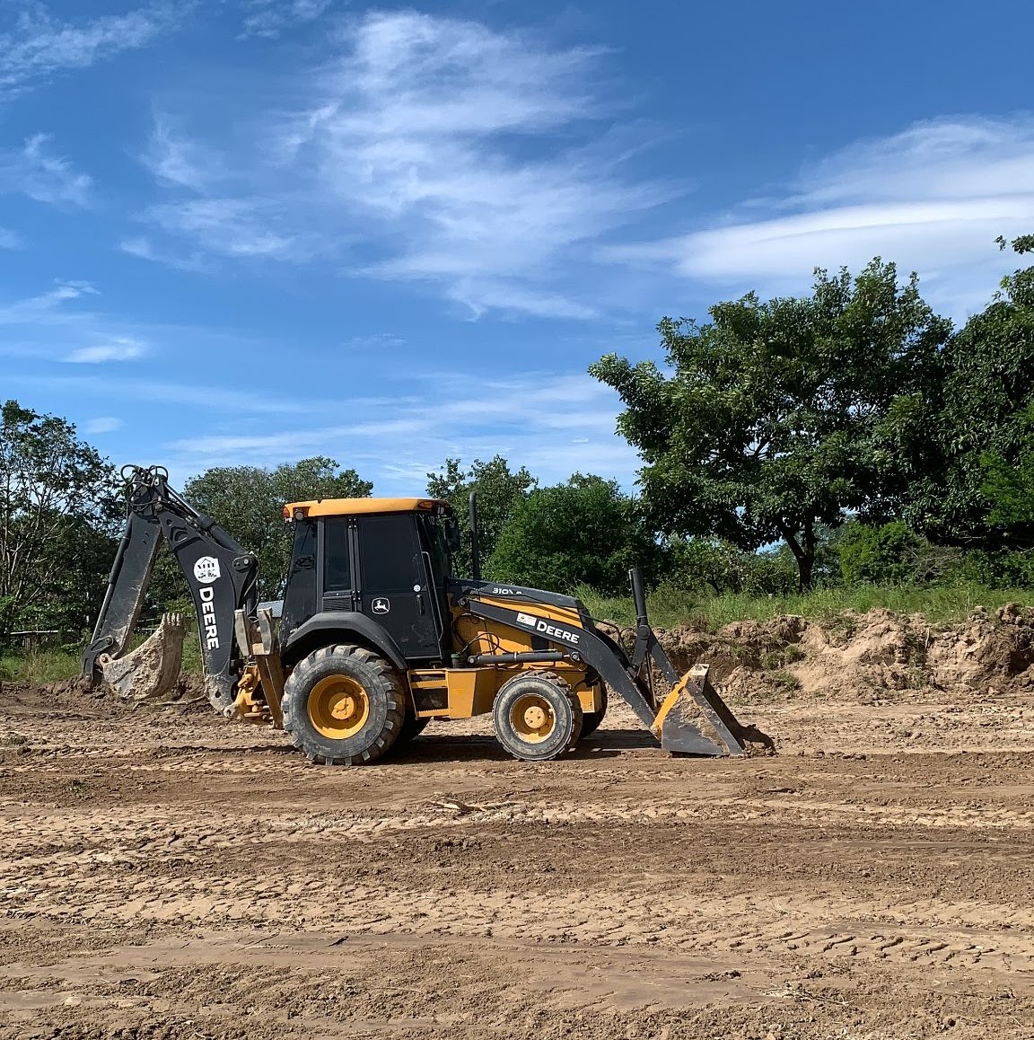 Retroexcavadora John Deere disponible para renta — MH PROINSAN